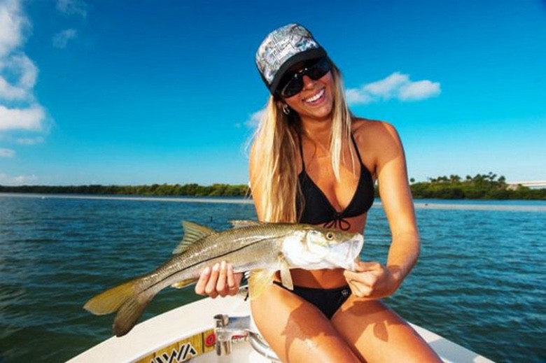Girls Fishing is a Perfect Reason to Get Outdoors (31 Photos) – Suburban Men