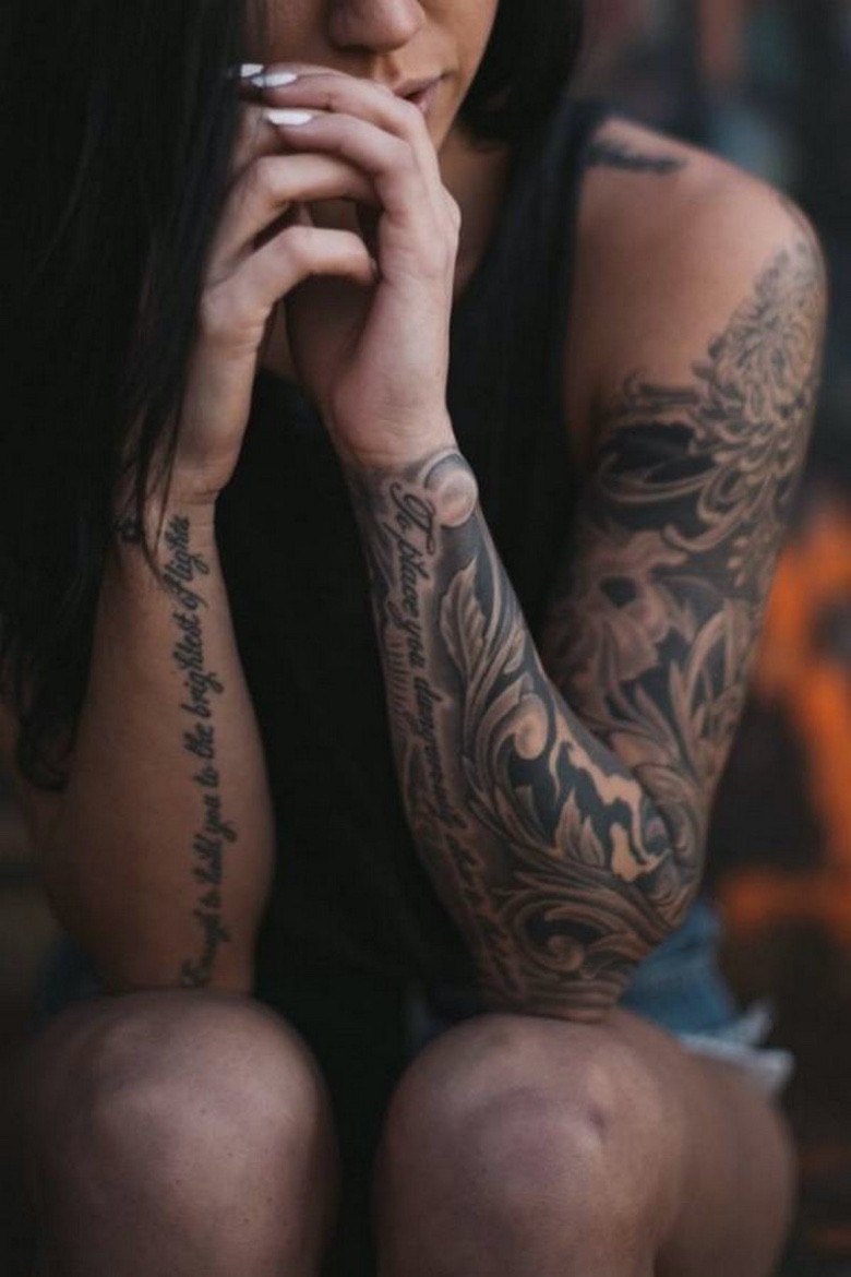 Брюнетка с татуировкой на руке