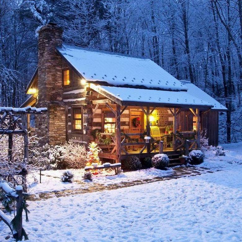A Little Christmas Cabin in the Woods is All I Need (27 Photos