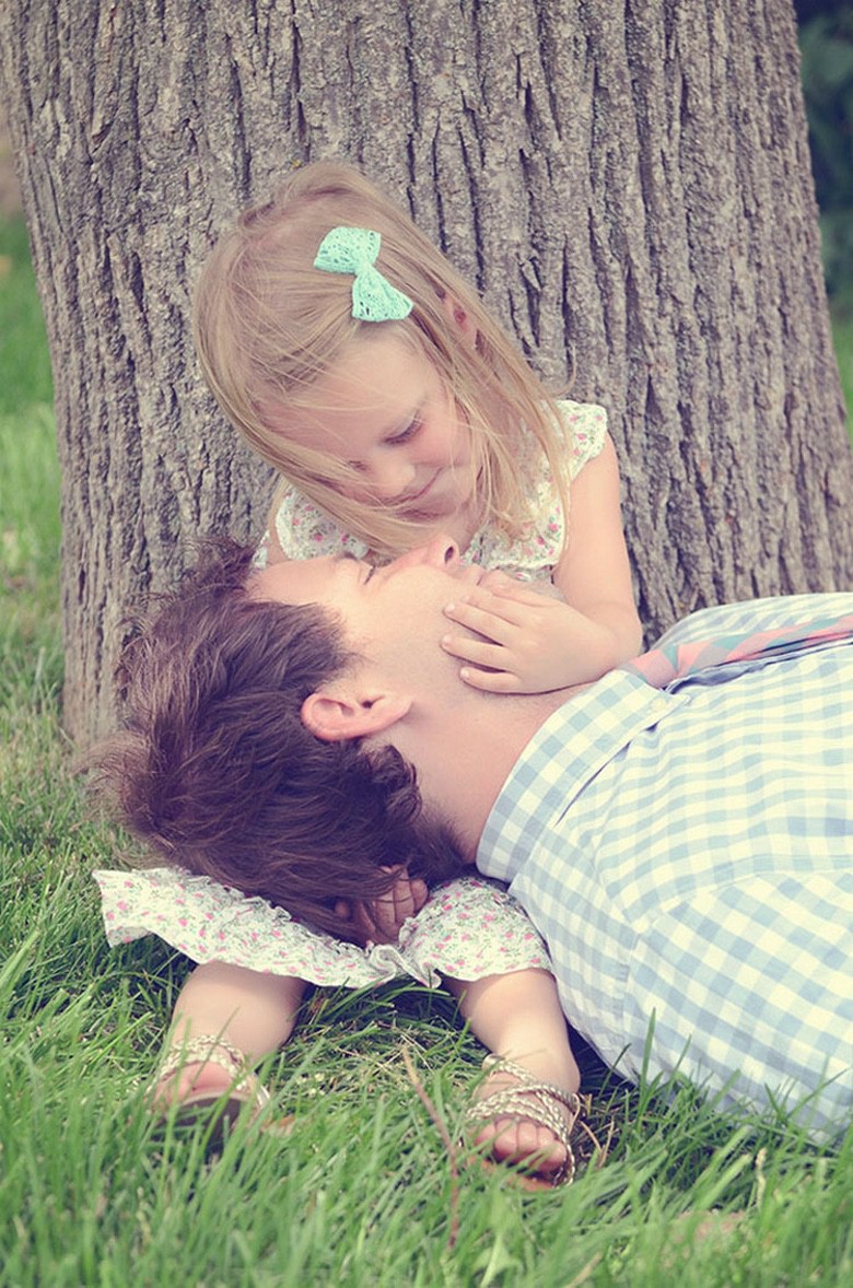 Amateur daddy. Любовь между детьми. Дочка ребенок. Фотосессия папа и дочь. Папа обнимает дочку.