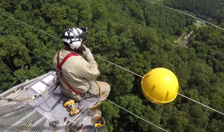 Installing Power Line Marker Balls By Helicopter (Video)