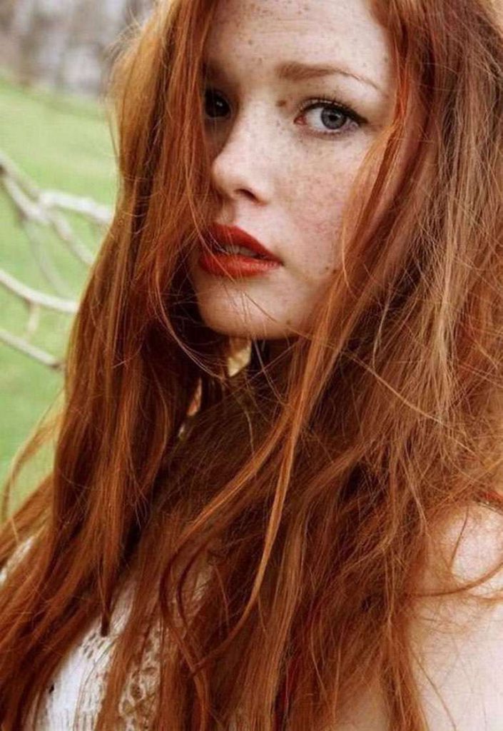 美しいセクシーな赤毛 エロティックでポルノの写真