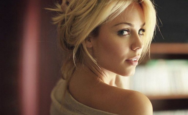 Women We Love: Laura Vandervoort (2)