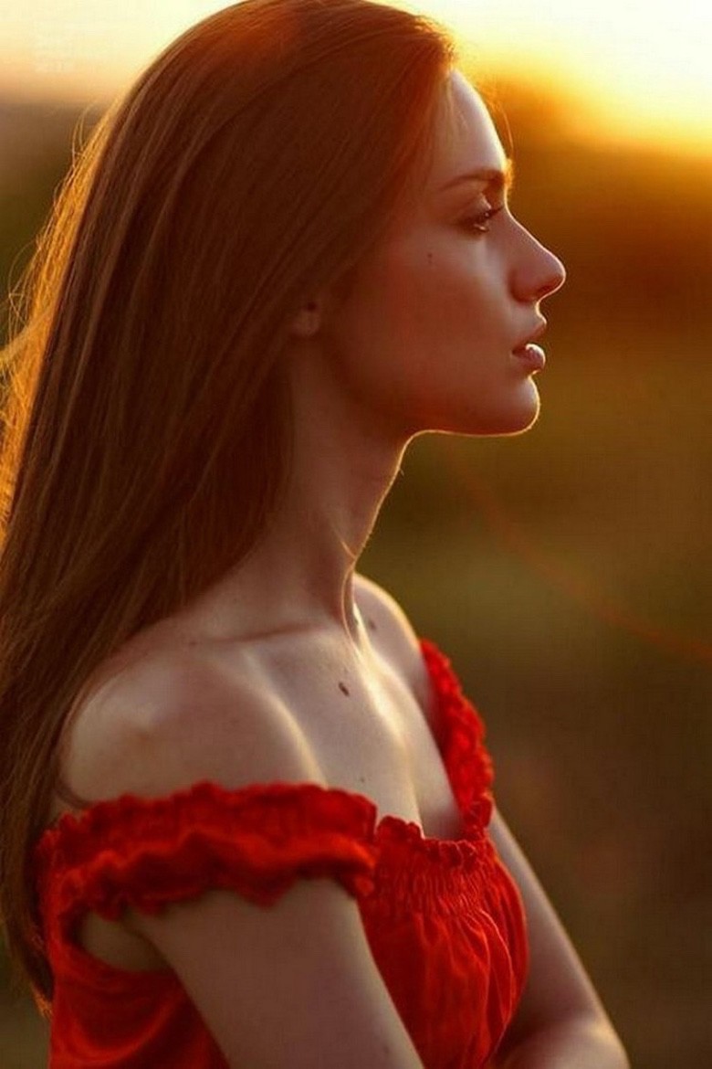 Рыжая девушка в Красном платье