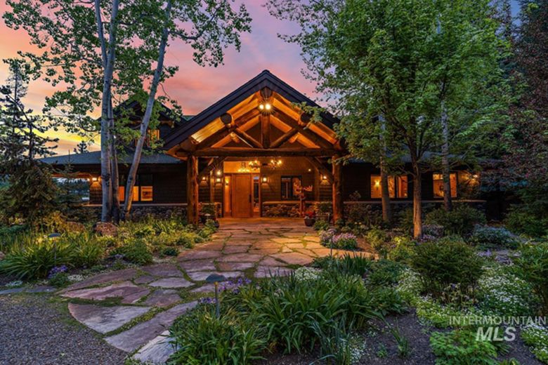 Dream House: Idaho Lakefront Timber Frame Luxury Getaway